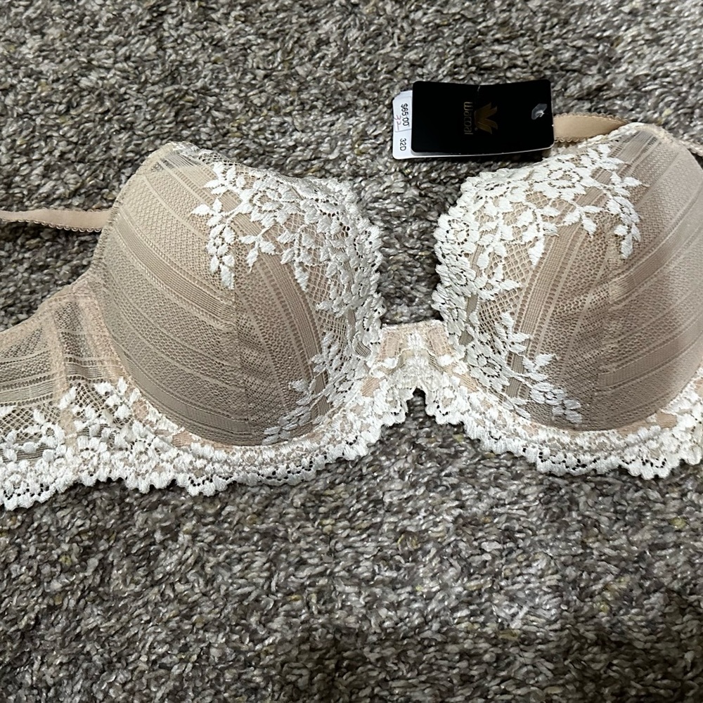 NWT Wacoal 32D embrace lace underwire bra in beige